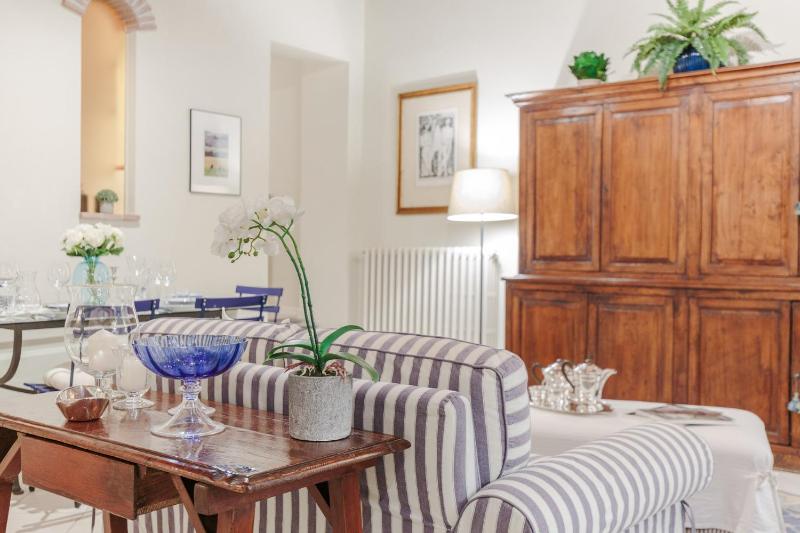 1400's Apartment Stylish Smart Ground Floor Apartment inside Lucca - image 25