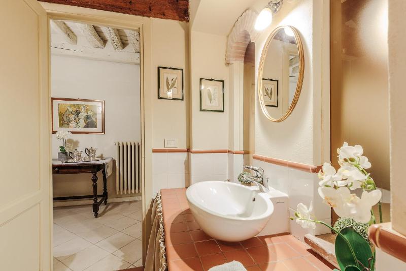 1400's Apartment Stylish Smart Ground Floor Apartment inside Lucca - image 27