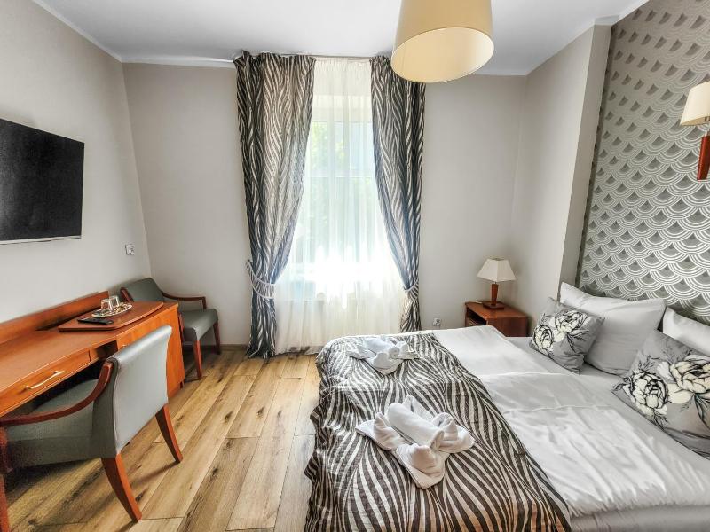 Small Double Room image 4