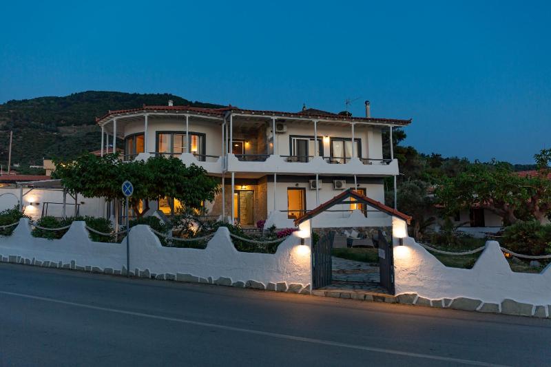 Karavos Sea View Apartments - image 2