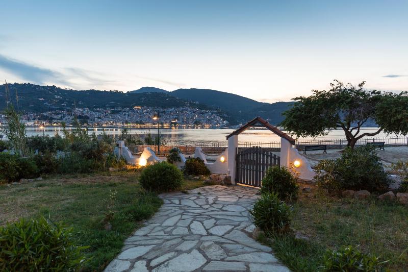 Karavos Sea View Apartments - image 15
