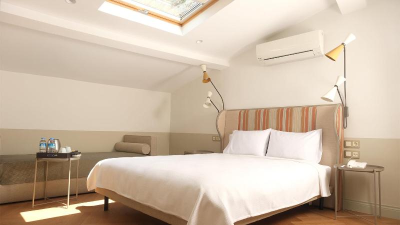 Junior Suite with Balcony and Sea View image 2