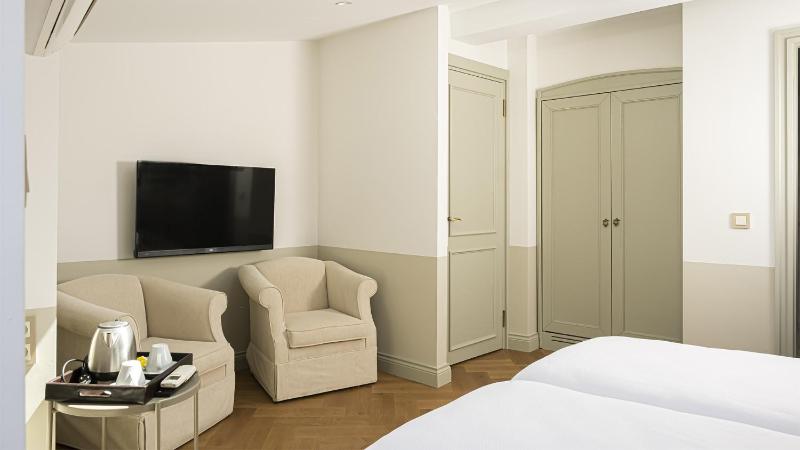 Junior Suite with Balcony and Sea View image 3
