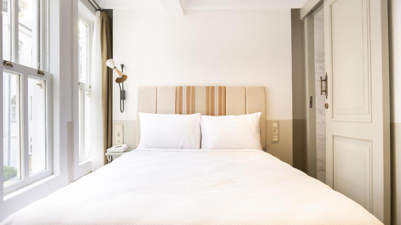 Deluxe Double Room image 3