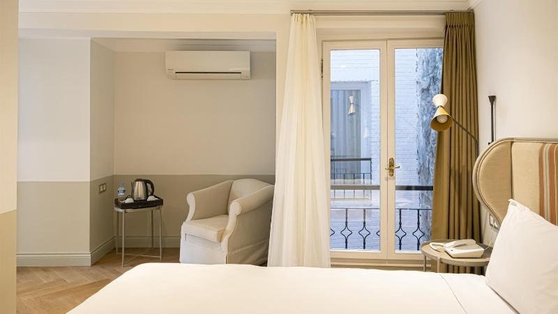 Deluxe Double Room image 4