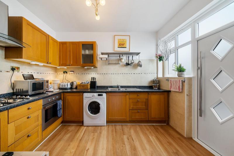 One-Bedroom Apartment image 3