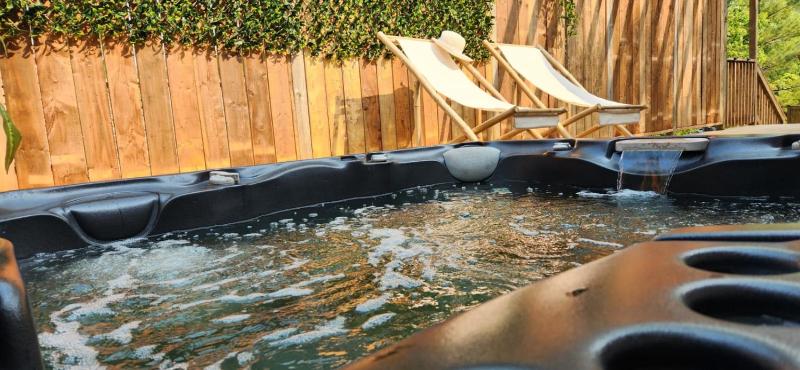 Boho Cottage - Hot tub and close to Beach Images