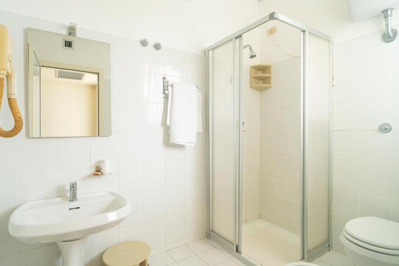 Double or Twin Room image 4