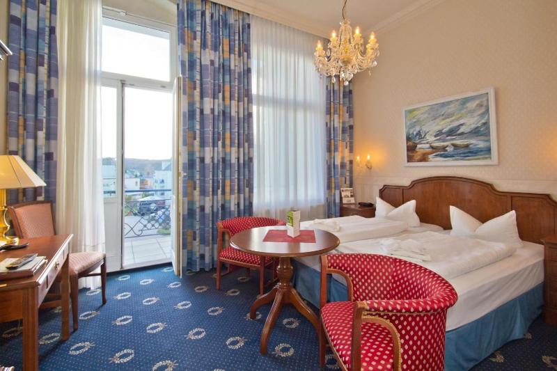 Double Room with Balcony image 4