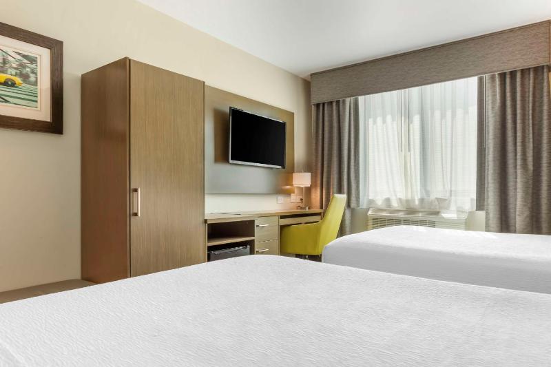 Queen Room with Two Queen Beds image 2