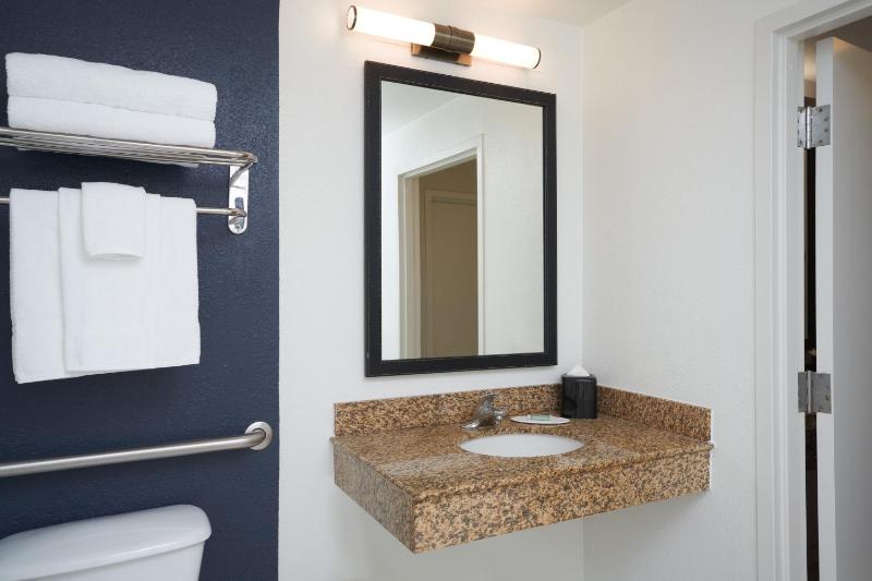 Superior King Room image 3