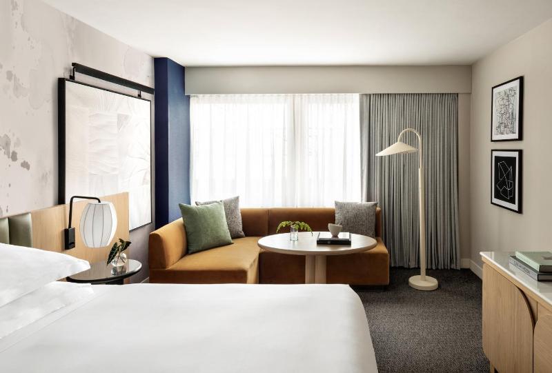 Essential King Room image 2