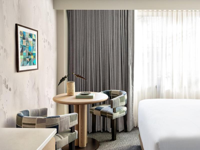 Queen Room with Two Queen Beds - Executive Level - Non-Smoking image 3