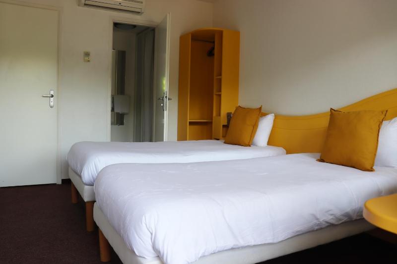 Twin Room image 3