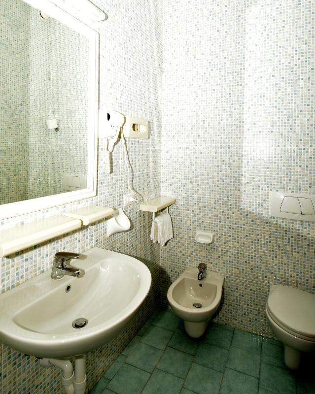 Standard Triple Room image 2
