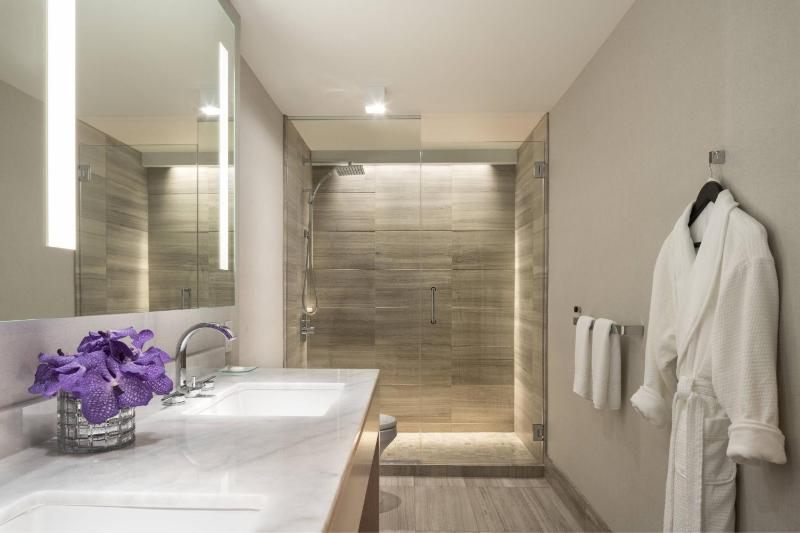 Executive King Suite image 2