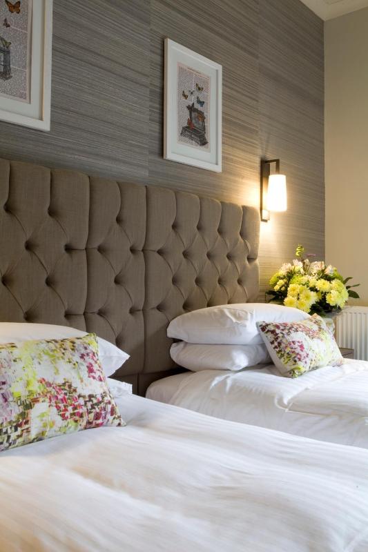 Twin Room image 3