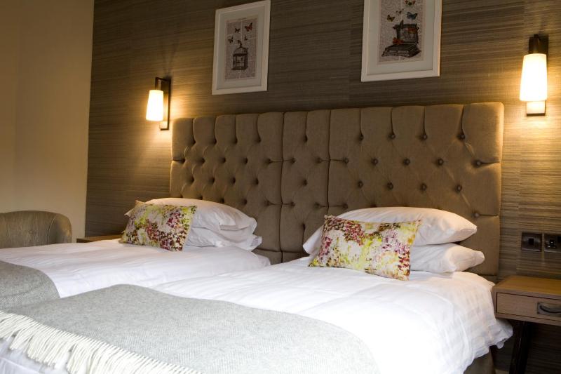 Twin Room image 4