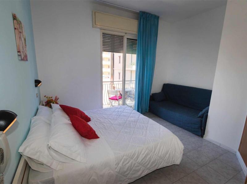 Economy Triple Room image 1