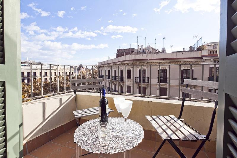 Three-Bedroom Apartment with Balcony- Carrer d'Ali Bei  image 1
