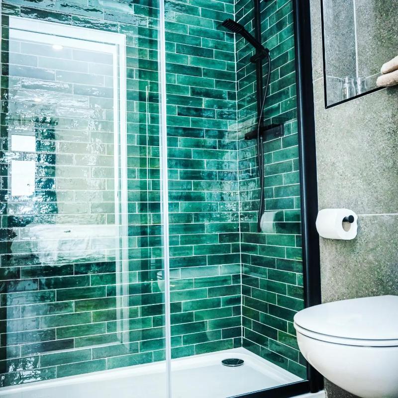 Single Room with Bathroom image 1