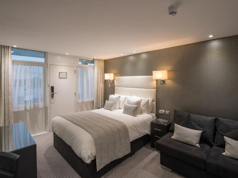 Double Room with Garden View image 2