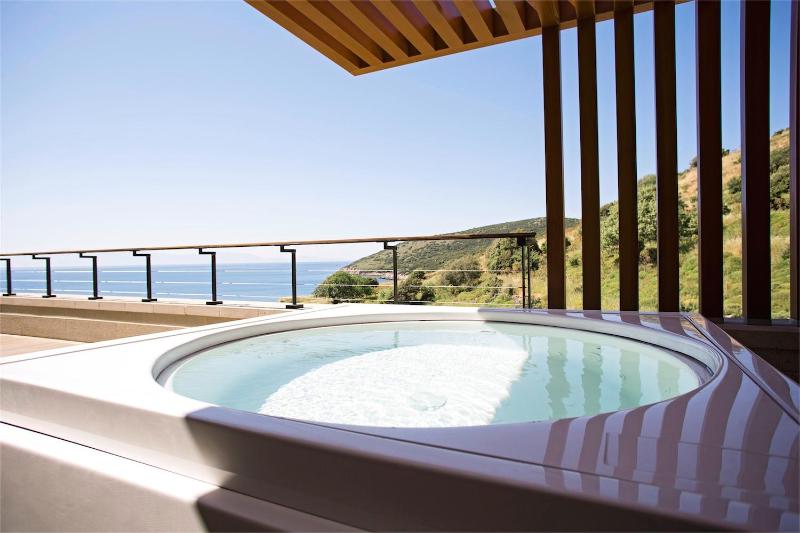 Deluxe Hot Tub Room, Guest room, 1 King, Sea view, Whirlpool image 1