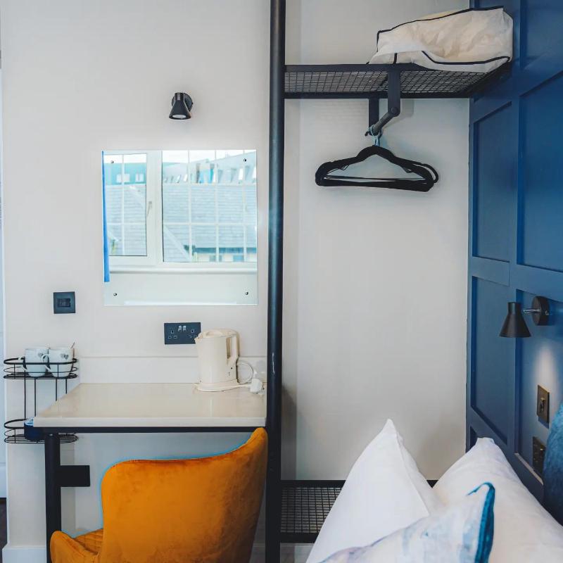 Single Room with Bathroom image 3