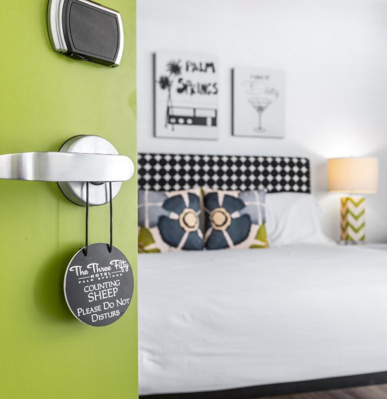 Standard King Room image 2