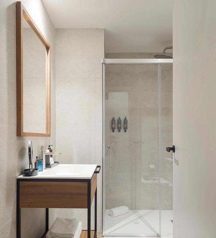 Double or Twin Room image 4