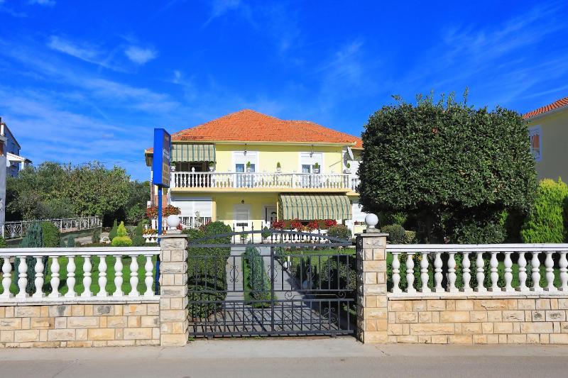 Grand Apartment Ljiljana - image 24