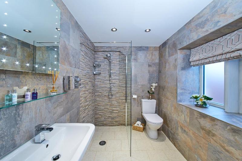 Twin Room with Private Bathroom image 3
