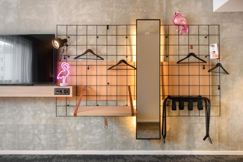 Moxy Standard Guest room with 1 Queen, Courtyard view image 4