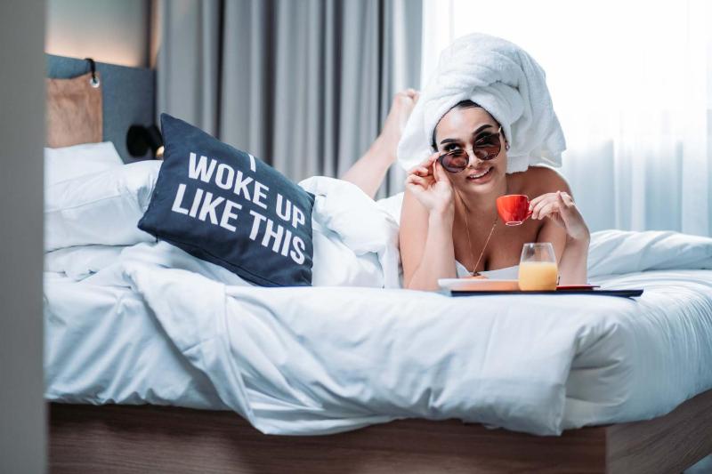 Moxy Deluxe Guest room with 1 Queen image 4
