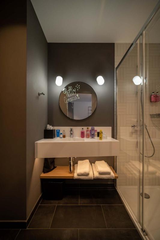 Moxy Deluxe Guest room with 1 Queen image 3