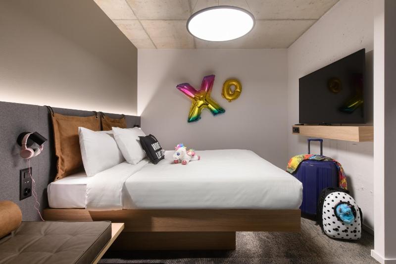 Moxy Family room with 1 Queen, Sofa bed image 1