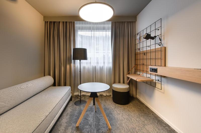Moxy Family room with 1 Queen, Sofa bed image 4