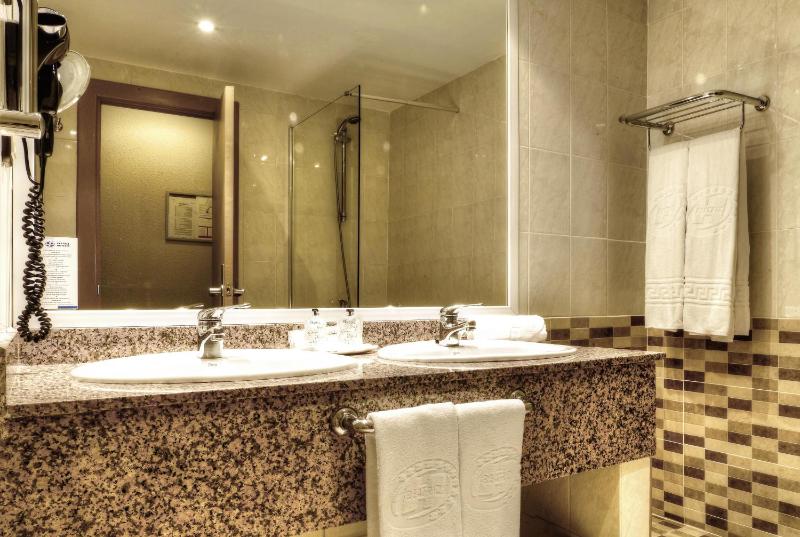 Double Room with City View image 1