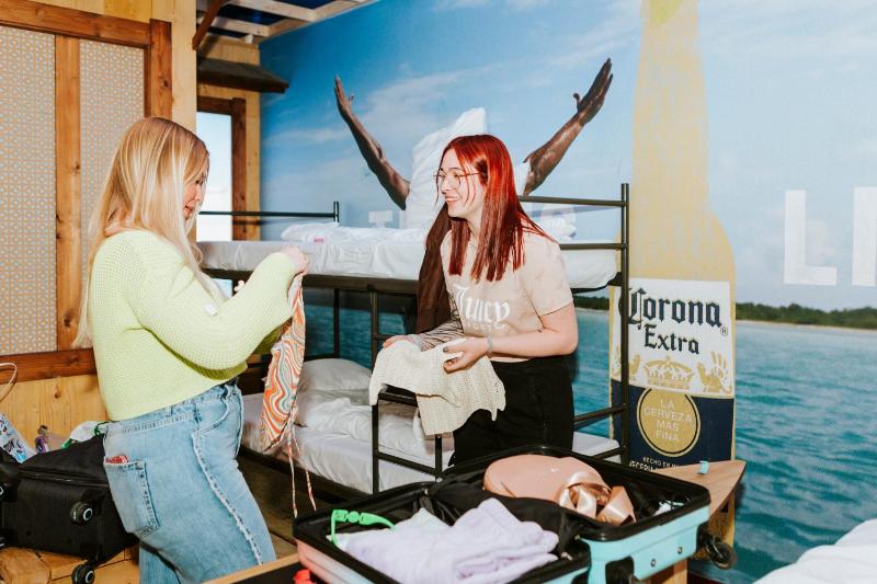 8-Person Studio with Beach Theme image 2