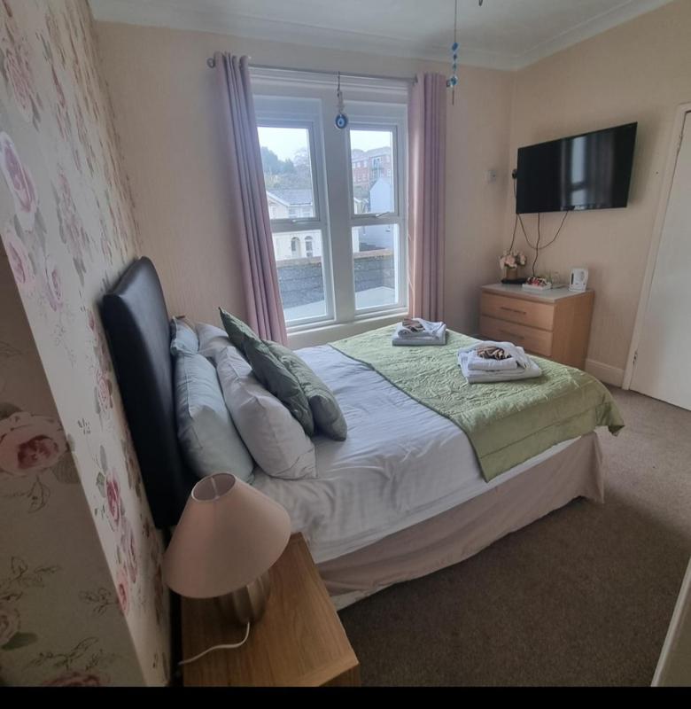 Small Twin Room image 3