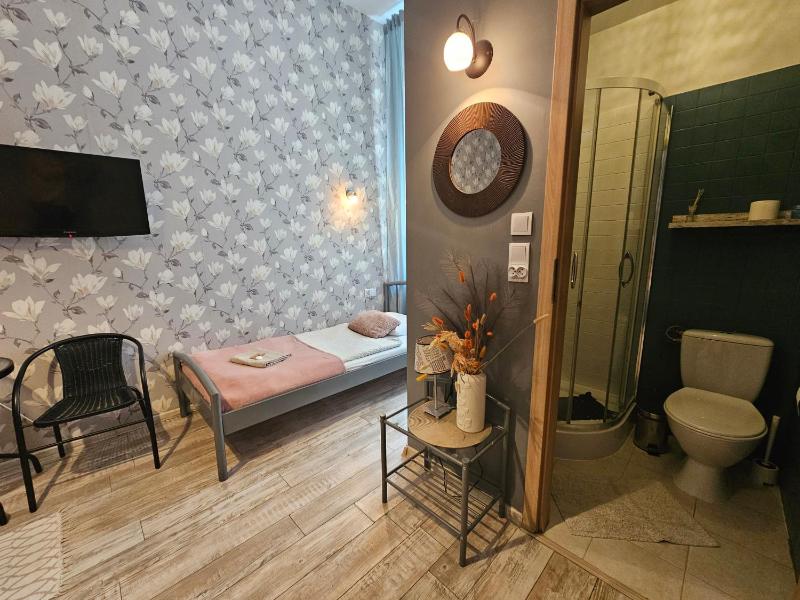 Triple Room with Private Bathroom image 3
