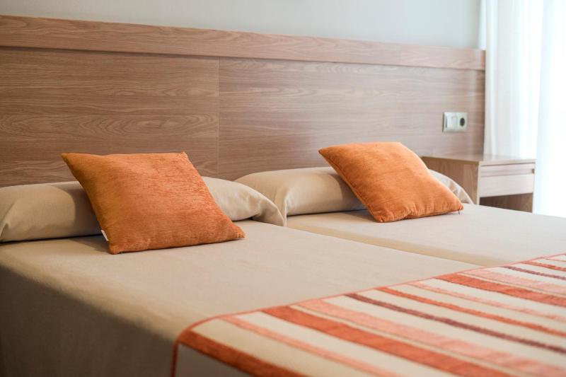 Deluxe Double or Twin Room with Balcony image 2