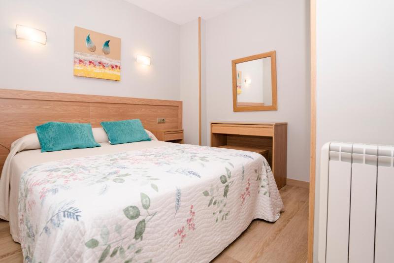 Double or Twin Room with Interior View image 4