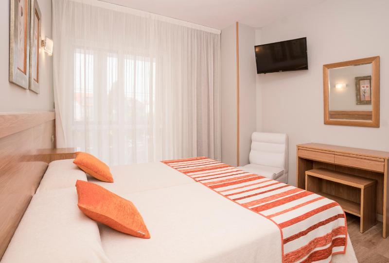 Deluxe Double or Twin Room with Balcony image 4