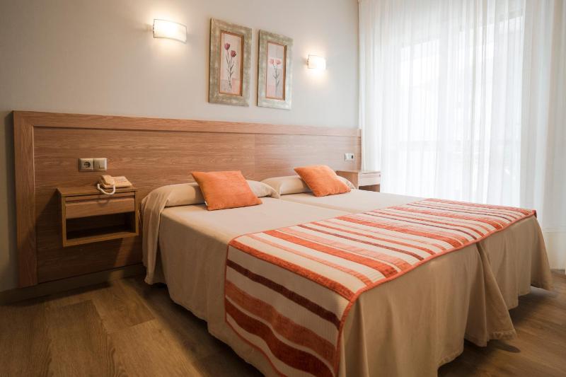 Deluxe Double or Twin Room with Balcony image 3