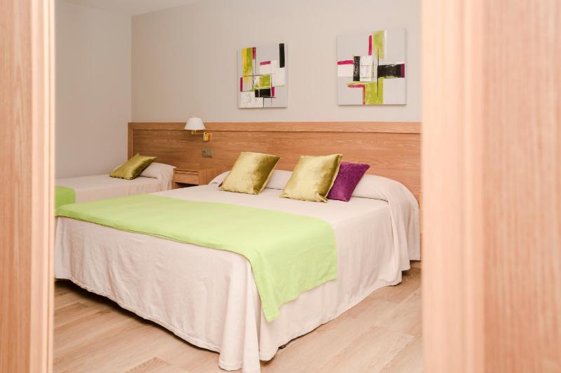 Double Room with Extra Bed image 4