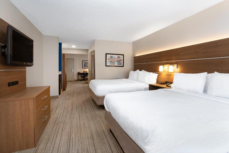 Queen Suite with Two Queen Beds image 3