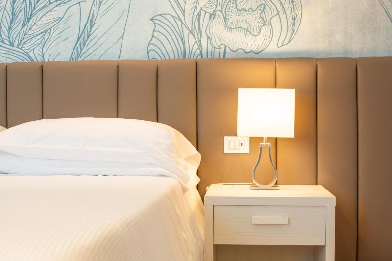 Double Room with Partial Sea View image 3