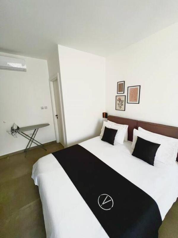 The Valley Room 6 with parking on premises - image 9
