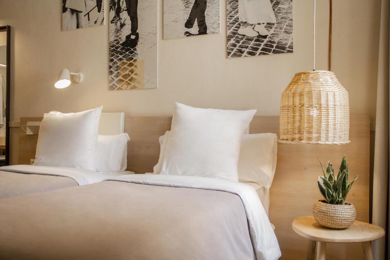 Economy Double Room image 4